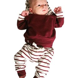 I vestiti infantili del neonato del bambino del...